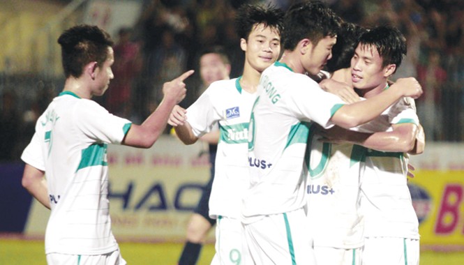 Bầu Đức “đánh bạc” với lứa U19 Các cầu thủ U19 HA.GL sẽ đảm nhận trọng trách trên đấu trường V.League mùa tới. Ảnh T.Vũ