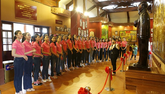 Ngày đầu tiên 'sôi động và đầy ý nghĩa' Các thí sinh tại đền thờ Bác Hồ ở xã Châu Thới anh hùng. Ảnh: Hồng Vĩnh