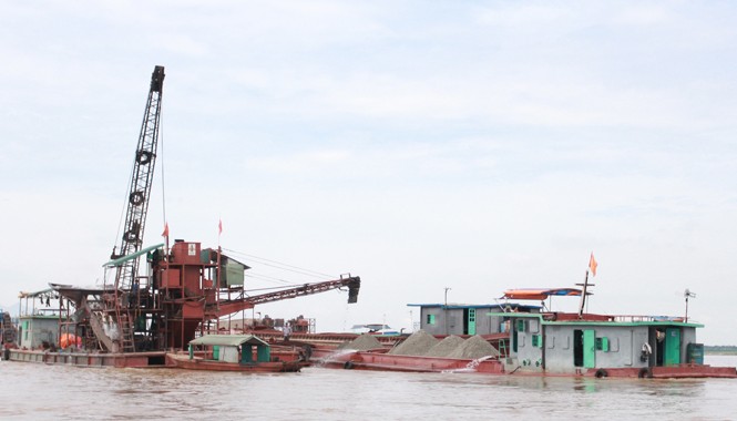 Vụ cát tặc trên sông Hồng: Do Hà Nội cấm, Vĩnh Phúc lại cho Cát tặc lộng hành trên sông Hồng (ảnh do PV Tiền Phong ghi được trước thời điểm cơ quan công an đánh án). Ảnh: Minh Đức.