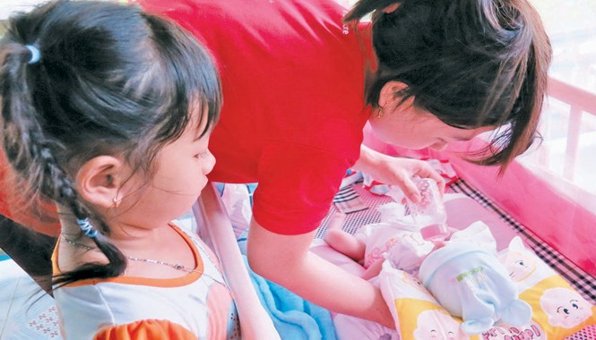 'Ngọc ơi, anh và con trai đã về!' Cháu Huy trong vòng tay dì và chị gái.