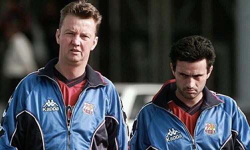 Van Gaal và Mourinho: Tình bạn thay chiến tranh Van Gaal và Mourinho từng có thời gian dài là cộng sự ở Barcelona