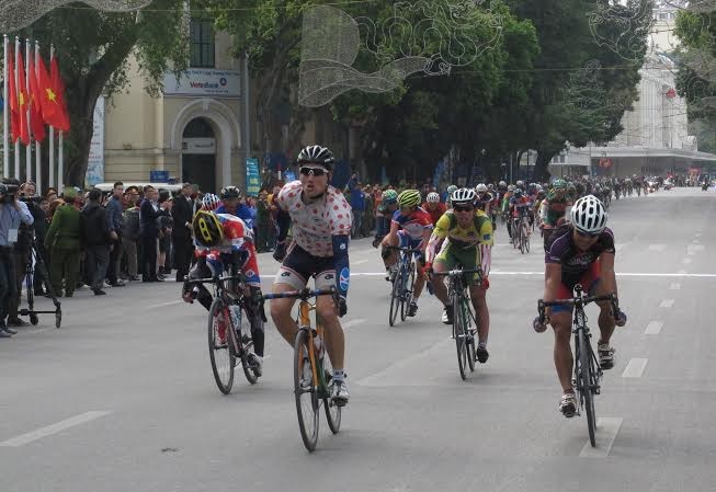Sôi động chặng đua vòng quanh Hồ Gươm Loic Desriac (áo chấm đỏ) về nhất chặng 9
