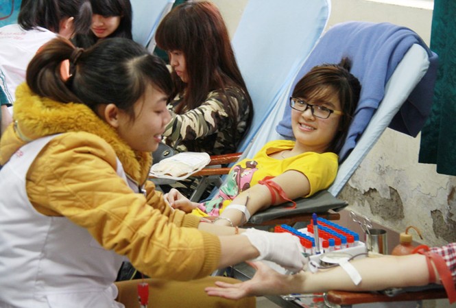Nam Định: Tiếp nhận hàng trăm đơn vị máu Rất đông các bạn sinh viên đến hiến máu ở Nam Định