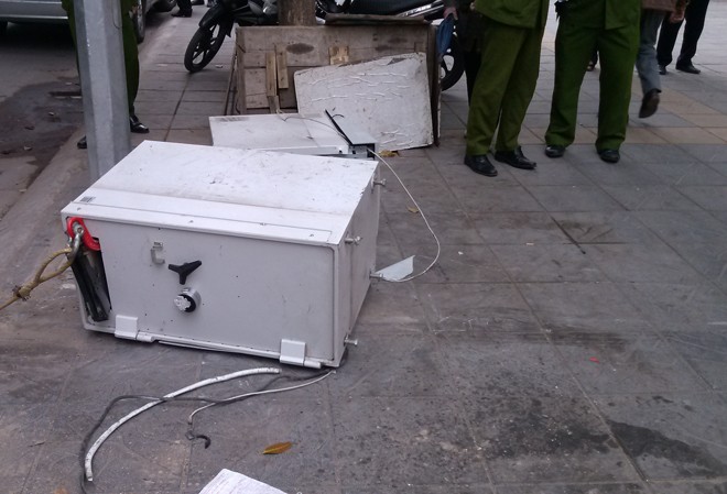 Phá tan cây ATM để trộm tiền Tên trộm phá cây ATM nhưng chưa kịp lấy tiền