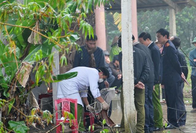 Cụ bà 81 tuổi bị sát hại trong đêm Cơ quan chức năng đang khám nghiệm hiện trường. Ảnh: Cẩm Kỳ