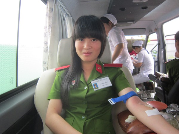 Chiến sĩ áo xanh và Chủ Nhật Đỏ Chiến sĩ áo xanh và Chủ Nhật Đỏ