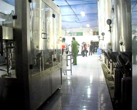 Mua hơn 15 nghìn lít cồn đánh véc-ni chế Rượu nếp 29 H Bên trong khu sản xuất của Cty CP Xuất nhập khẩu 29 Hà Nội phần lớn sử dụng các phuy lớn hàng nghìn lít để chế rượu. Ảnh: Dân Việt