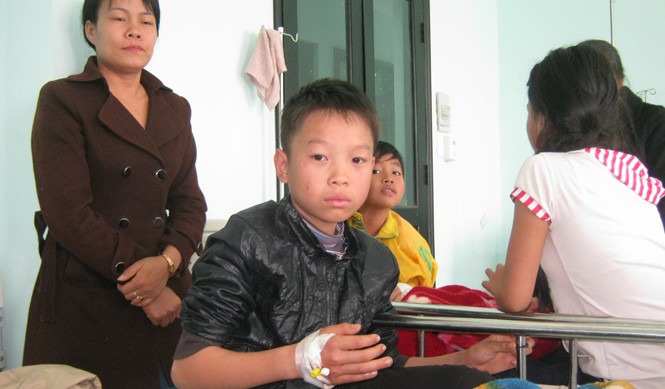 7 học sinh cấp cứu vì đồ chơi lạ phát nổ lại… cấp cứu Nhiều học sinh chưa hết hoảng sợ.