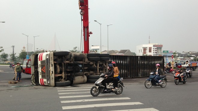 Lật xe container, tài xế may mắn thoát chết Hiện trường vụ lật xe