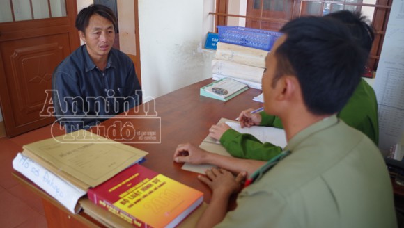 Gái nhà lành mắc lừa gã buôn người Đối tượng Hoàng Văn Sèn tại Cơ quan CSĐT Công an huyện Tuy Đức