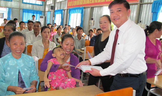 Nhiều doanh nghiệp lo tết cho hộ nghèo Trao quà tết cho người nghèo