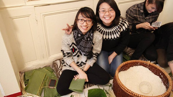 Gói bánh chưng và tiệc buffet đón Tết Các bạn trẻ ở UEVBx gói bánh chưng đón Tết. Ảnh: UEVBx