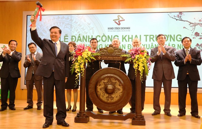 Bộ trưởng Tài chính đánh cồng chứng khoán phiên khai xuân Bộ trưởng Bộ Tài chính Đinh Tiến Dũng đánh cồng chứng khoán phiên khai xuân