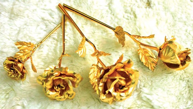 Sáu triệu đồng một chiếc thiếp vàng Valentine 2 triệu đồng mỗi bông hoa dát vàng nhưng đã hết hàng