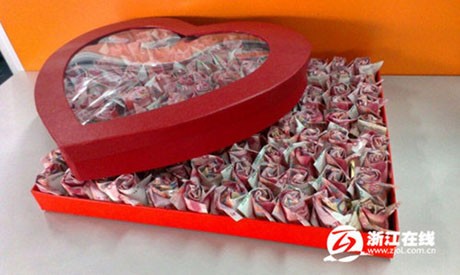 Cầu hôn bạn gái bằng 999 bông hoa tiền Món quà anh Trần tặng bạn gái.