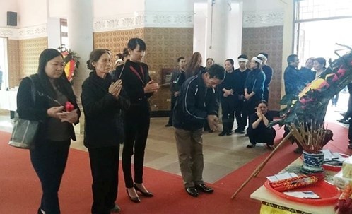 Vợ bác sĩ Tường phủ nhận có mặt trong hành trình ném xác Vợ bị can Nguyễn Mạnh Tường (người thứ 3 từ trái sang) thắp hương tại đám tang không thi thể nạn nhân Lê Thanh Huyền tháng 12/2013. Ảnh: VTC.