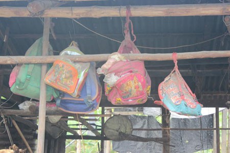 Nhiều hệ lụy đáng buồn ở ở làng “ma ám” Những ngôi nhà vắng chủ do người dân đã bỏ đi. Đồ đạc cũng bị bỏ lại, không được mang theo.