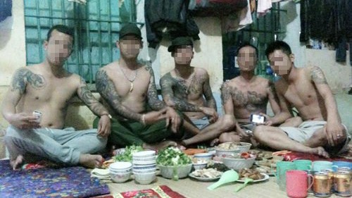 Tướng Cao Ngọc Oánh nói về “đại ca mở tiệc trong trại cải tạo” Những tấm ảnh gây xôn xao cho rằng các "đại ca" ở trong trại nhưng vẫn được ăn uống sung sướng, có điện thoại để "khoe" trên facebook. Ảnh từ internet.