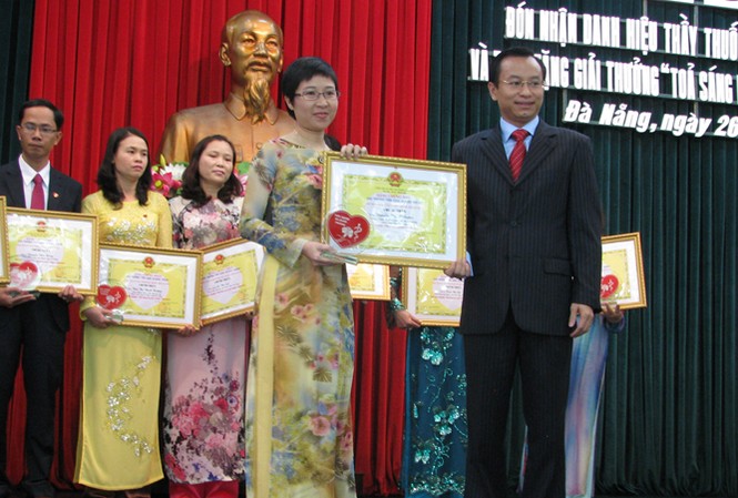 Ông Nguyễn Xuân Anh giữ chức Phó bí thư thành ủy Đà Nẵng Ông Nguyễn Xuân Anh trong lần trao thưởng Giải thưởng Blouse trắng cho y bác sĩ Đà Nẵng. Ảnh: Nguyễn Huy