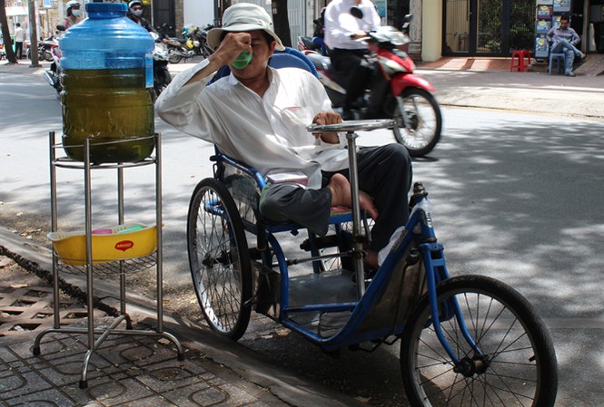 Trà đá, nước lọc miễn phí trong ngày hè Trà đá miễn phí cho người đi đường ở TPHCM