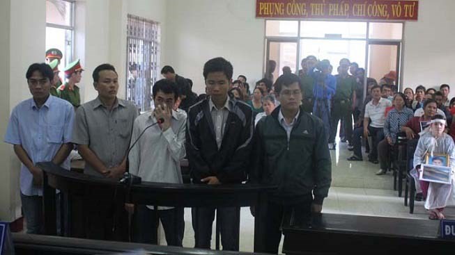 Điều tra, xét xử lại 5 cựu công an đánh chết người là đúng Các bị cáo tại phiên xử sơ thẩm ngày 10/3