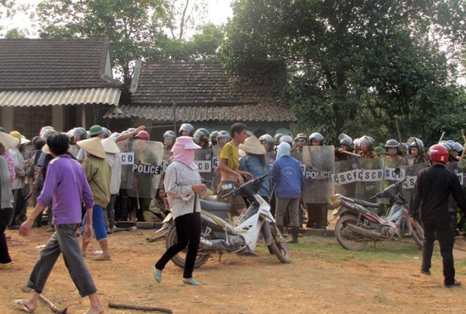 Nhiều cán bộ xã bị phá nhà, đốt xe trong đêm Hàng trăm người dân bắt giữ bốn chiến sĩ công an đang làm nhiệm vụ trên địa bàn thôn Trung Sơn, xã Bắc Sơn ngày 10/4 khiến hơn 100 chiến sĩ phải đến giải cứu.