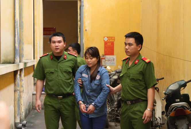 Bắt hai đối tượng vận chuyển 4 bánh heroin Đối tượng Lô Thị Hà