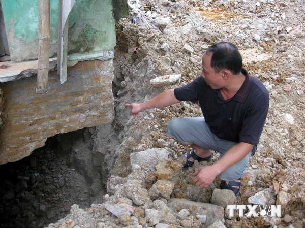 Hàng chục ngôi mộ bị nứt vì sụt lún bất thường Tình trạng sụt lún nhà dân ở Phú Thọ. Ảnh minh họa. Ảnh: TTXVN