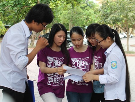 Đưa giàn khoan trái phép Hải Dương 981 vào đề thi thử đại học Học sinh Trường THPT chuyên Phan Bội Châu hào hứng với đề thi thử môn Toán được lồng ghép các ký tự liên tưởng tới vụ giàn khoan Hải Dương 981. Ảnh: Pháp Luật TPHCM