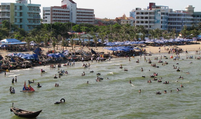 Thu tiền gửi xe, bán phở giá cao bị phạt gần 30 triệu đồng Bãi biển Sầm Sơn (Thanh Hoá), nơi thu hút đông đảo khách du lịch. Ảnh: Hoàng Lam