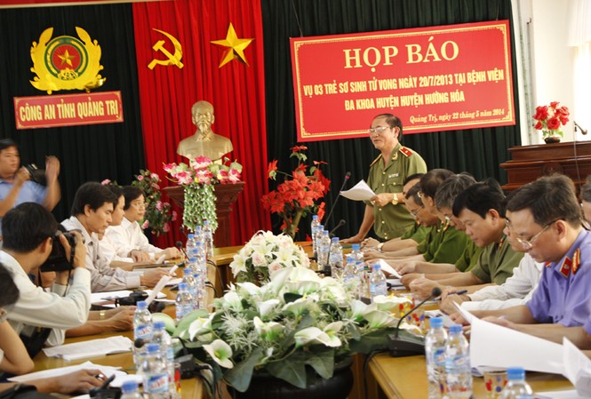 Vụ tiêm nhầm thuốc độc trẻ sơ sinh: Chúng tôi xin lỗi đồng bào Thiếu tướng Lê Công Dung chủ trì họp báo. Ảnh: Hữu Thành