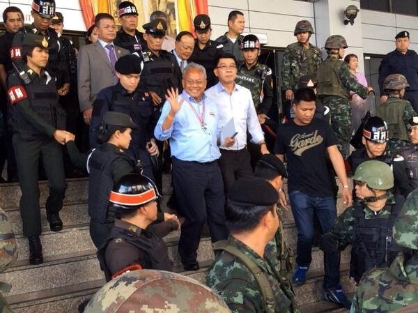 Thủ lĩnh biểu tình Thái Lan bị truy tố tội danh giết người Ông Suthep Thaugsuban (giữa) được trả tự do sau khi nộp bảo lãnh. Nguồn: veooz.com
