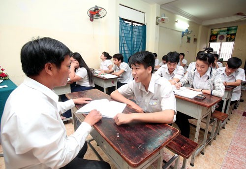 Thi tốt nghiệp THPT: Giúp thí sinh dự thi đúng lịch Hôm qua, chỉ còn các trường ngoài công lập tổ chức ôn thi. Thầy trò lớp 12 Trường THCS-THPT Nguyễn Bỉnh Khiêm (TP.HCM) ôn tập môn hóa - Ảnh: Đào Ngọc Thạch (Thanh Niên)
