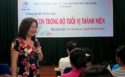Đừng sốc với triết lý của tuổi mới lớn Theo Tiến sĩ Nguyễn Thị Bích Hồng, vị thành niên là độ tuổi "không còn trẻ thơ nhưng chưa trưởng thành", cha mẹ phải có kỹ năng riêng để dạy con trong giai đoạn này.