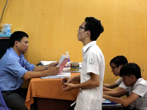 Đến nhầm địa điểm cũng được dự thi tốt nghiệp Học sinh lớp 12 Trường THPT Thanh Bình (TP.HCM) trả bài trong buổi ôn tập tối 26.5 - Ảnh: Đào Ngọc Thạch (Thanh Niên)
