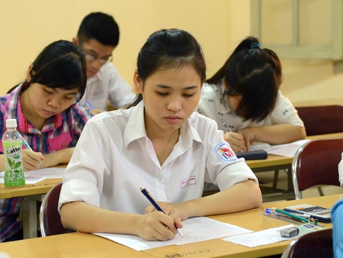 Đã có nhiều điểm 10 môn Toán thi đại học Dù mới bắt đầu chấm thi đại học nhưng lãnh đạo trường đại học Bách khoa Hà Nội và TP HCM đều xác nhận đã có 2-3 điểm 10 môn Toán. Ảnh: Quỳnh Trang (VnExpress)