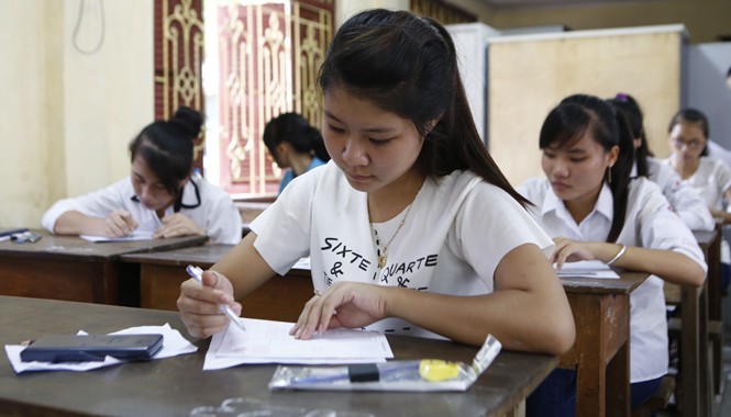 Bài giải môn Ngữ văn, Sinh học, Vật lí cao đẳng Thí sinh dự thi cao đẳng 2014. Ảnh: Như Ý