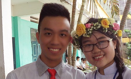 Nam sinh bất ngờ trở thành thủ khoa đại học Ngô Văn Tùng chụp chung với bạn học. Ảnh: NVCC.