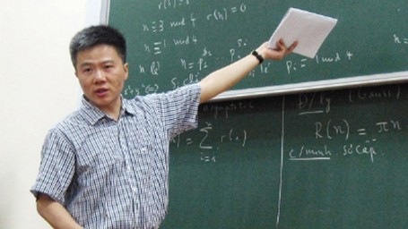 Giáo sư Ngô Bảo Châu: Nếu không làm toán thì sẽ… viết văn Khi đứng trên bục giảng, Giáo sư Ngô Bảo Châu không để cho mình bị xao nhãng.