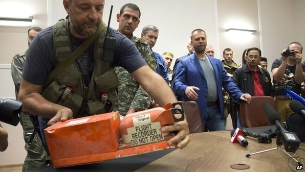Quân ly khai Ukraine giao 2 hộp đen của MH17 cho Malaysia Lực lượng ly khai bàn giao hộp đen MH17 cho Malaysia trước sự chứng kiến của Thủ tướng Cộng hòa tự xưng Donetsk, Alexander Alexander. Ảnh: BBC