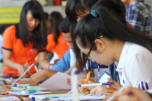 Tuyển bằng học bạ cũng không đủ thí sinh Thí sinh đến nộp hồ sơ xét tuyển bằng học bạ tại Trường ĐH Công nghệ TP.HCM - Ảnh: Thanh Niên