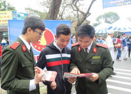 Phương án tuyển sinh 2015 của khối các trường Công an nhân dân Sinh viên Học viện An ninh tư vấn tuyển sinh cho thí sinh.
