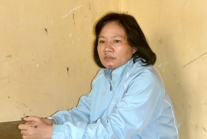 Mang điện thoại di động giả đi cầm gần 1 tỷ đồng Đối tượng Nguyễn Thị Thanh Phượng tại cơ quan công an.