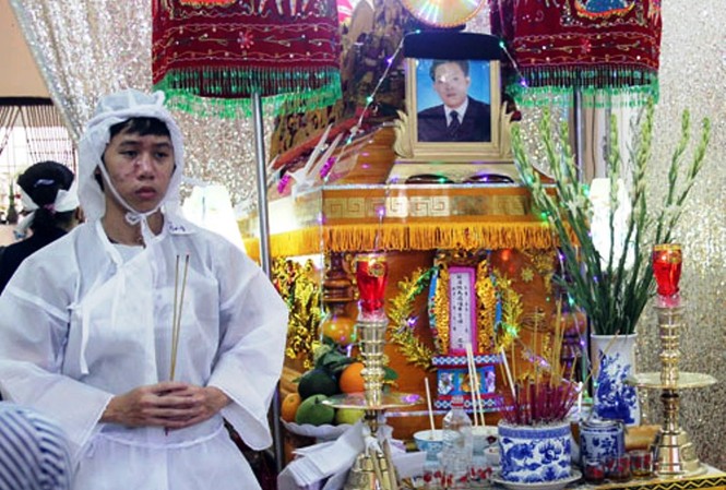 Bắt giam nguyên thượng úy CSGT liên quan vụ chết người Con trai lớn của ông Chín đứng bên linh cữu cha. Ảnh: An Nhơn.