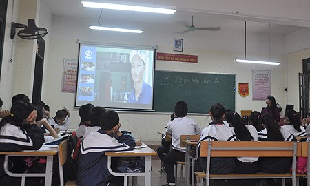 Hào Anh và tiết học đặc biệt Học trò cùng xem và thảo luận xung quanh câu chuyện Hào Anh đánh đập bố mẹ. Ảnh: Văn Chung (VietNamNet).