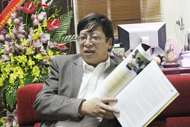 Hiệu trưởng trường có nhiều cựu học sinh nổi tiếng Thầy Nguyễn Thiết Sơn - Hiệu trưởng nhà trường chia sẻ về những bài viết trong cuốn kỷ yếu.