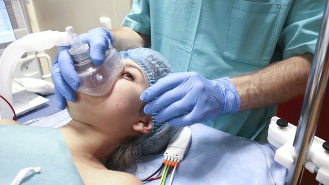 Vì sao bệnh nhân tỉnh dậy giữa ca phẫu thuật? Khi "vô tình" tỉnh dậy giữa ca phẫu thuật, bệnh nhân phải trải qua những cảm giác nghẹt thở, tê liệt, đau đớn... Ảnh: BBC