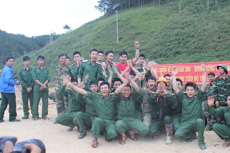Chủ tịch nước biểu dương lực lượng công binh giải cứu 12 công nhân Lực lượng công binh trực tiếp tham gia đào ngách hầm bên trái để giải cứu 12 công nhân.