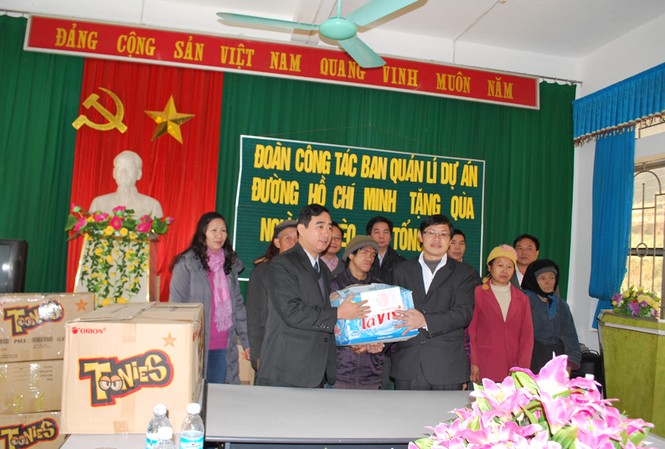 Tặng 1.000 áo ấm cho quê hương kháng chiến Đoàn công tác do ông Trần Văn Xuân – Phó Chủ tịch công đoàn Ban QLDA đường HCM (hàng đầu, bên trái) dẫn đầu tặng quà cho hai xã nghèo