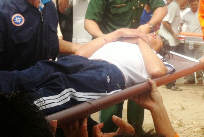 Chưa tìm được xác 2 ngư phủ trên biển Chuyển ngư phủ bị thương về Bệnh viện Đa khoa Bạc Liêu.